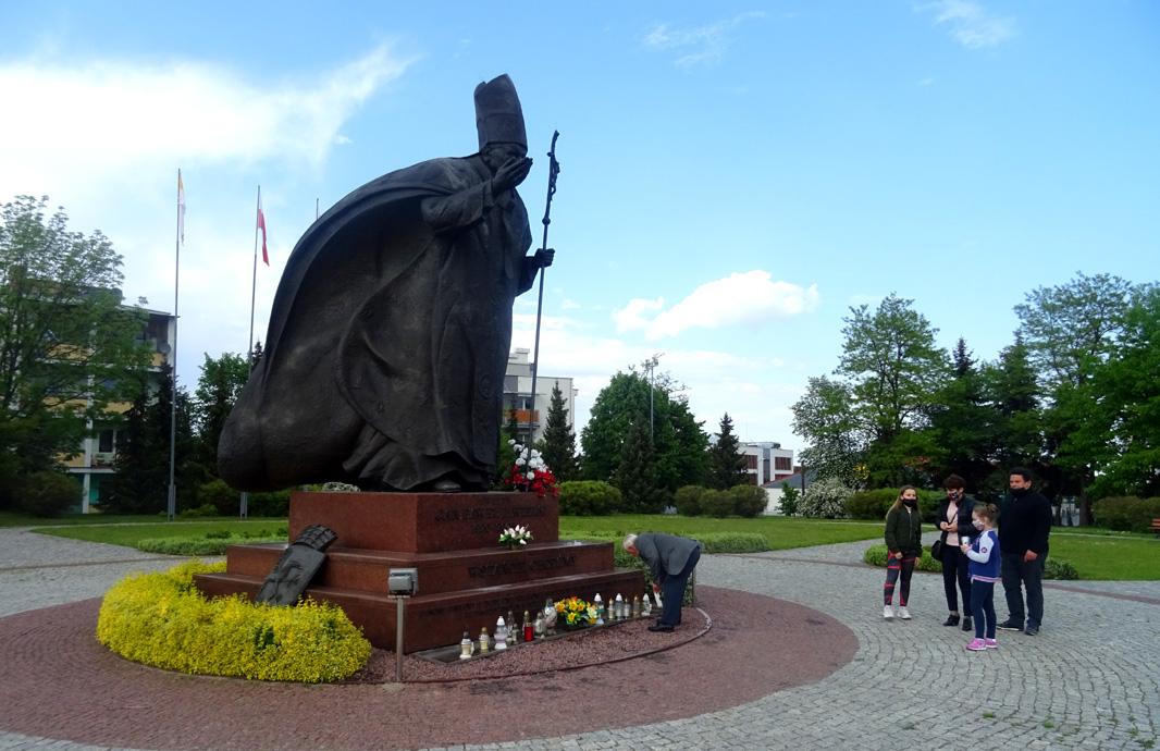 Dębiczanie modlą się pod pomnikiem - zdjęcia