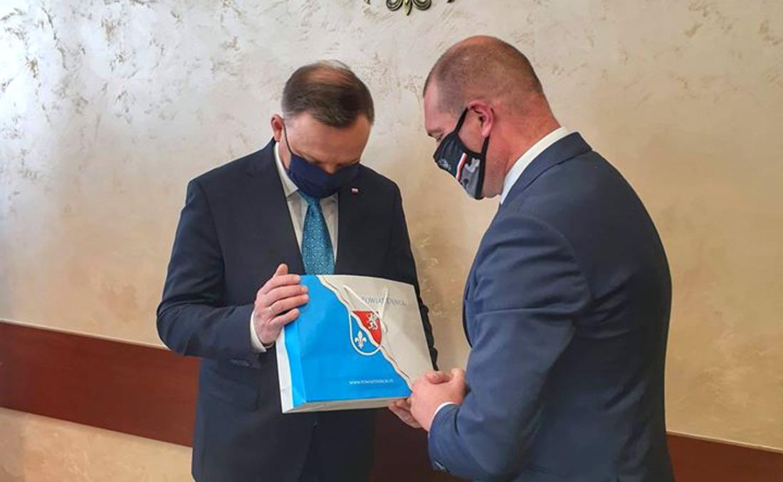 Starosta prezydentowi złożył życzenia, a pierwszej damie przekazał anioła
