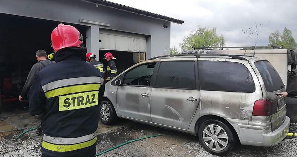 Pożar w warsztacie. Spłonęły samochody