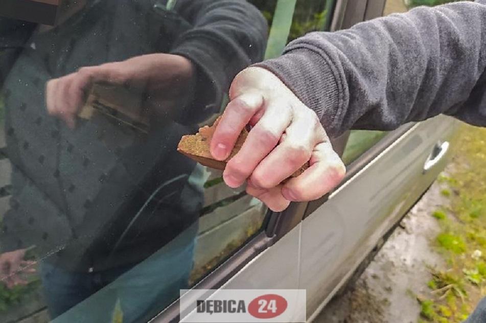 Dwa auta uszkodzone, jedno skradzione