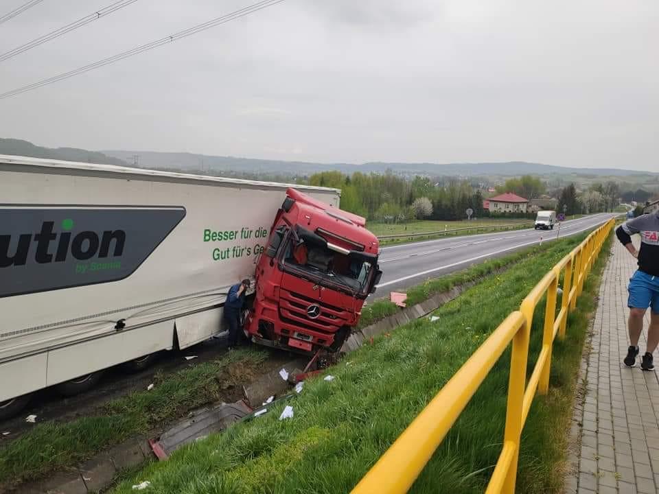 Usłyszał hamowanie i uderzenie. Było groźnie