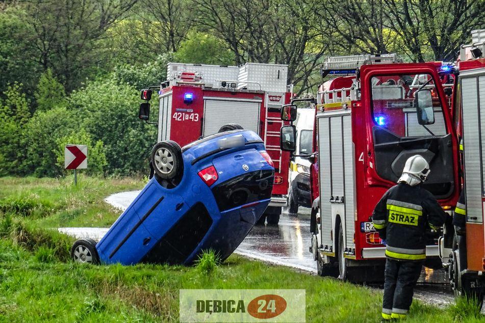 Utrudnienia po dachowaniu - zdjęcia