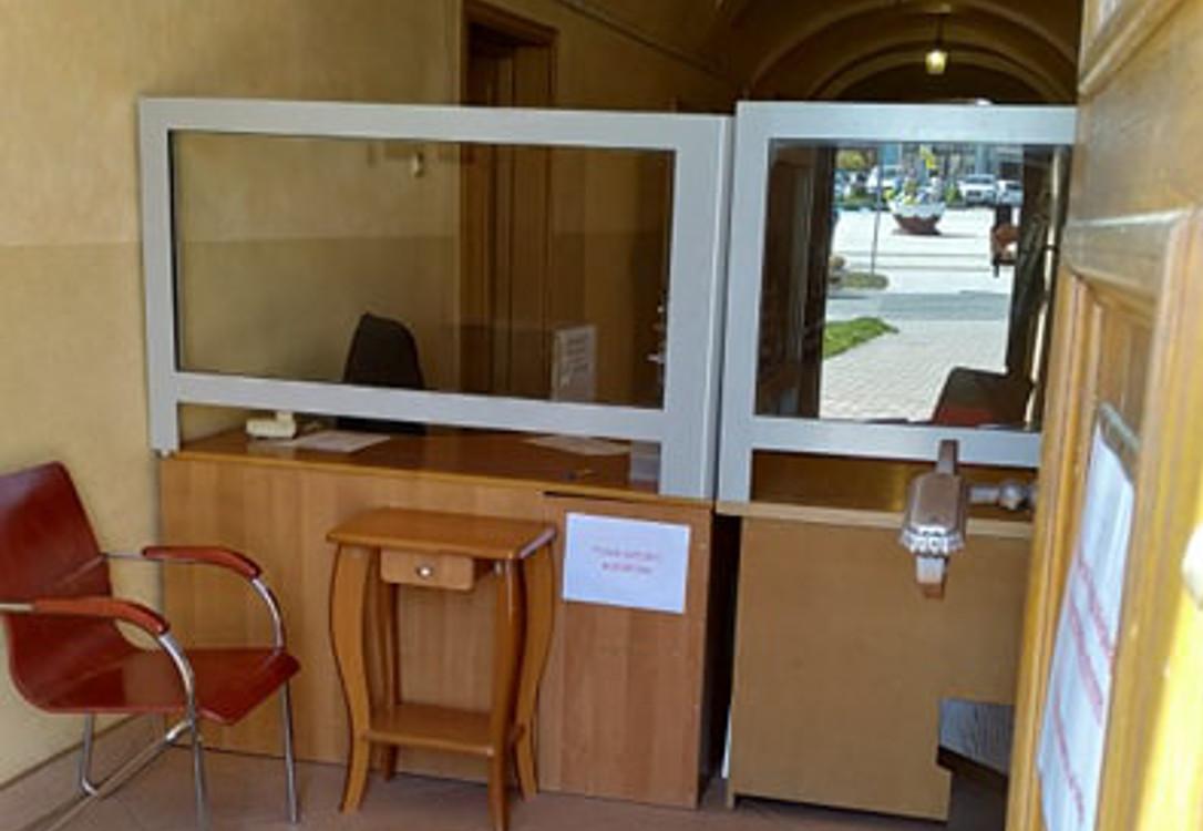 Mieszkańców obsługują w korytarzu