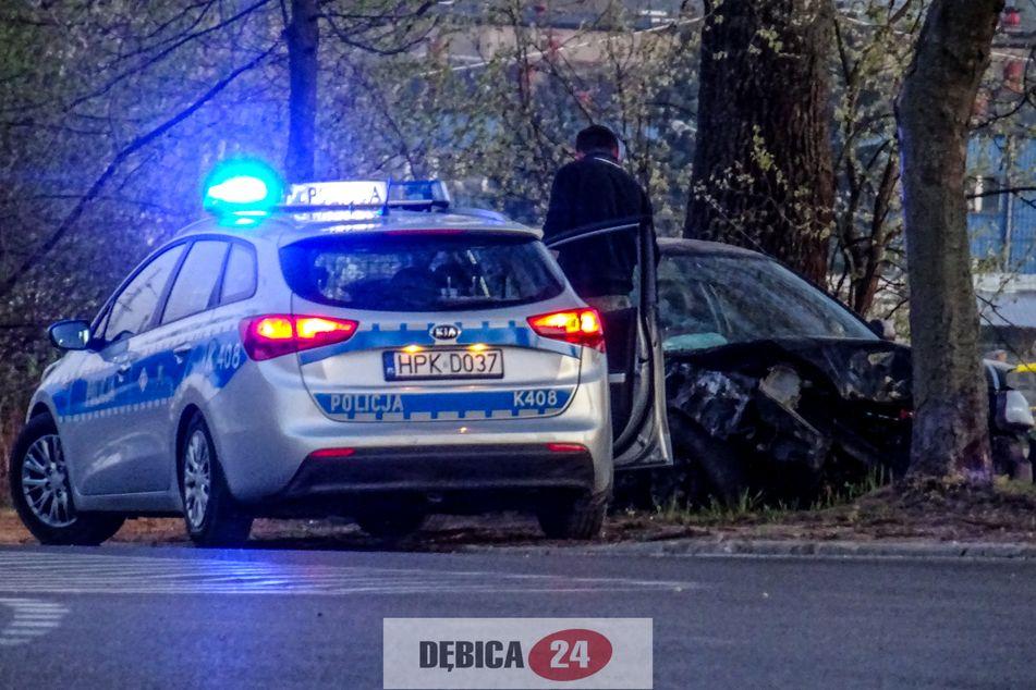 Hondą uderzył w drzewa - zdjęcia