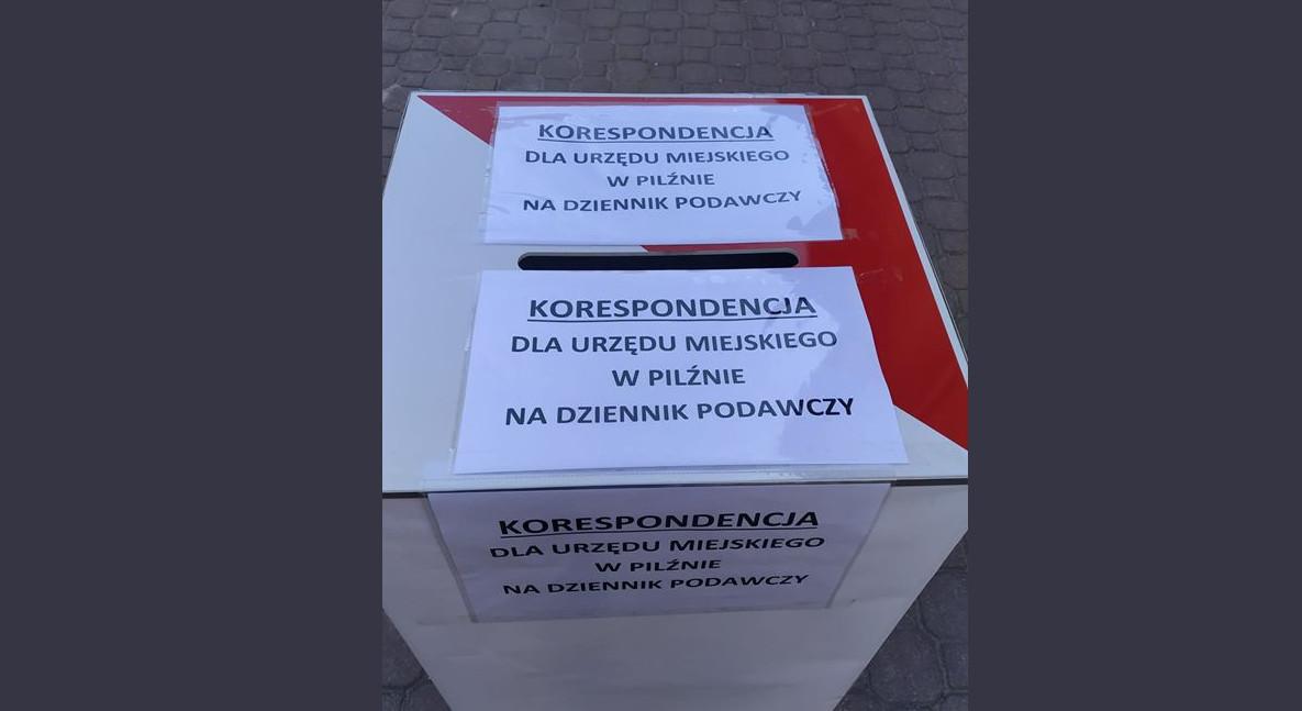 Przed urzędem stanęła urna