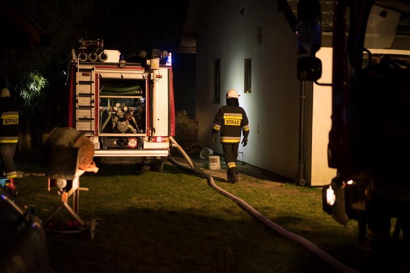 Ogień wybuchł w kotłowni. Gaszą pożar w Grabinach - zdjęcia