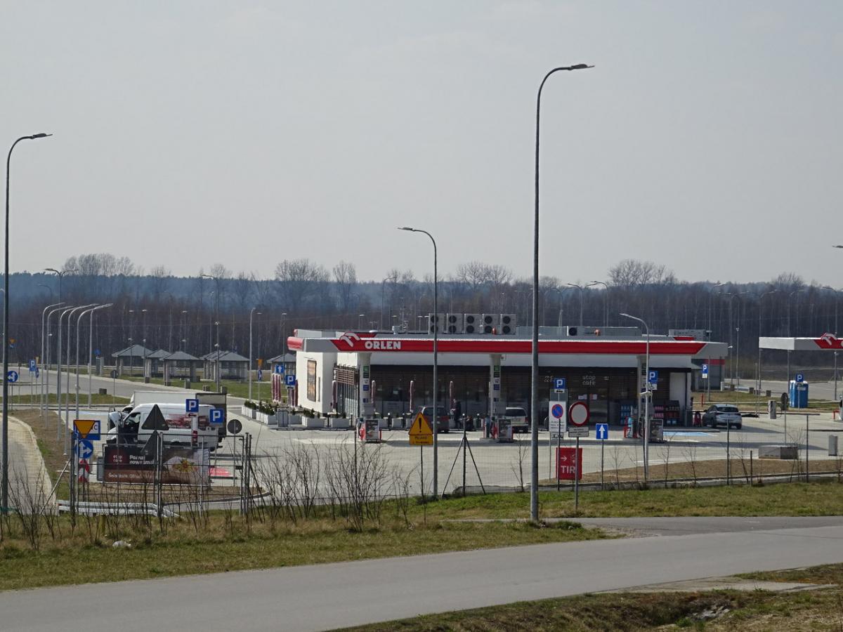 Przy autostradzie drożej, ale już zatankujesz