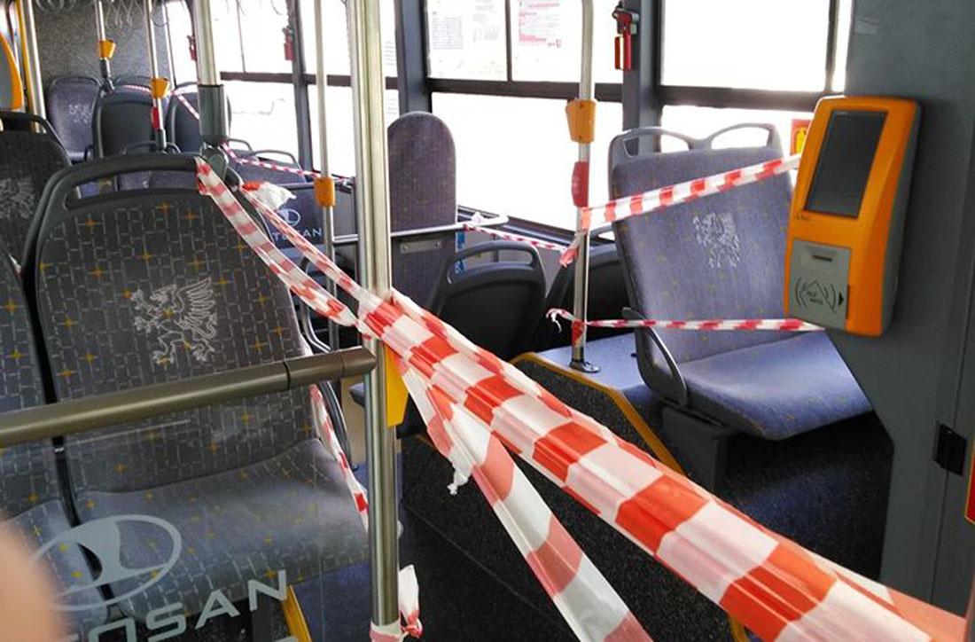 Pasażerów oddzielać będzie biało-czerwona taśma