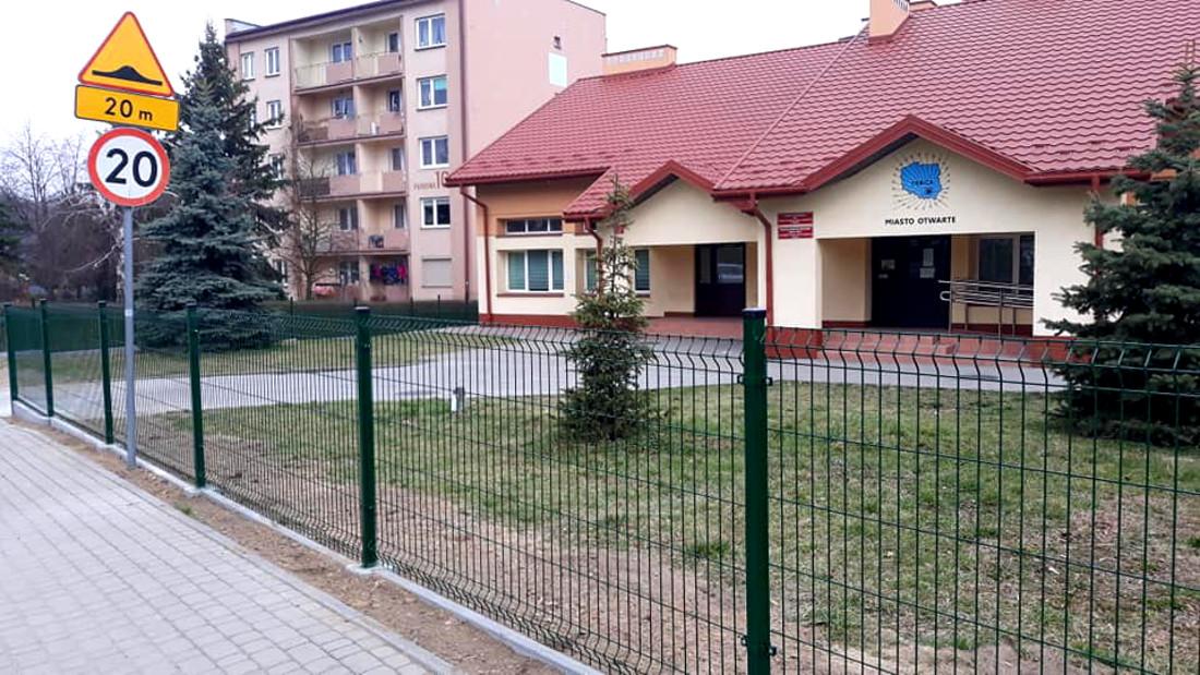 Świetlica ogrodzona. Może to powstrzyma imprezowiczów i wandali