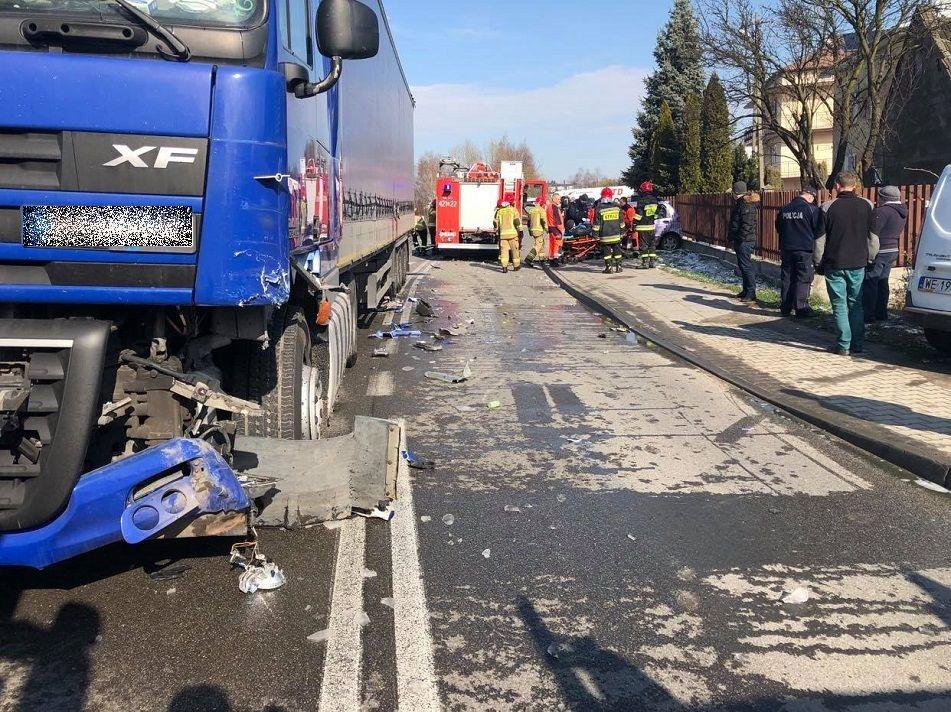 Droga zablokowana. Zderzył się tir z osobówką