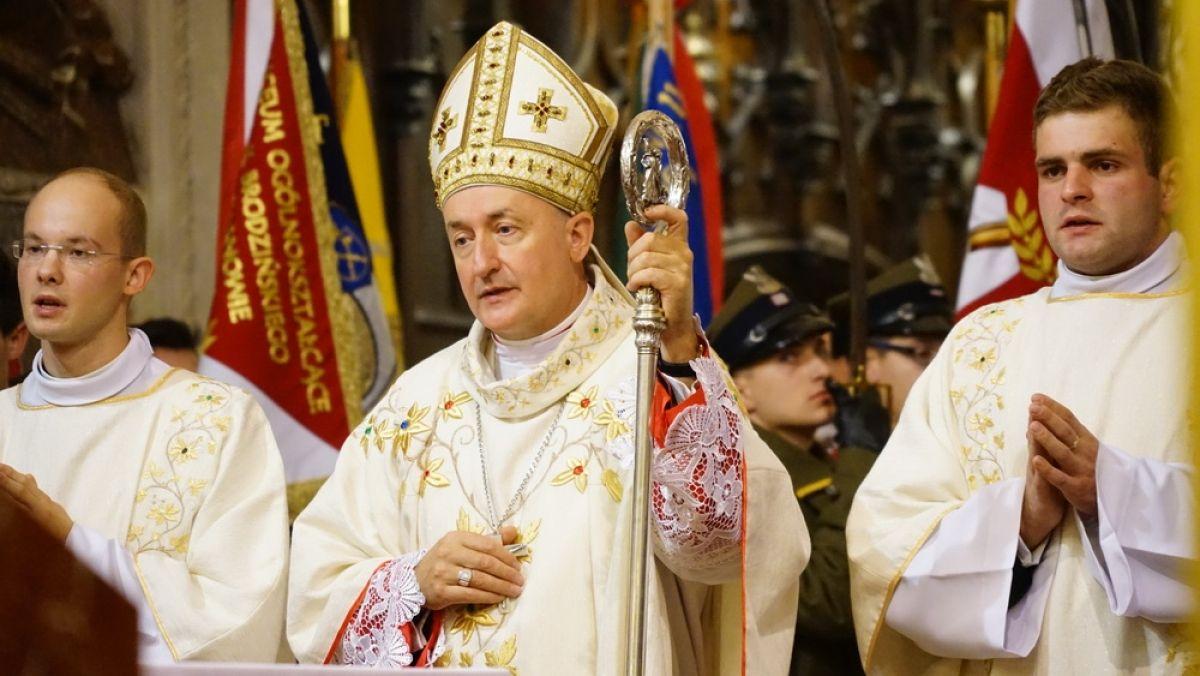 Msza dla zamawiających, pogrzeb tylko dla rodziny. Dekret biskupa Jeża