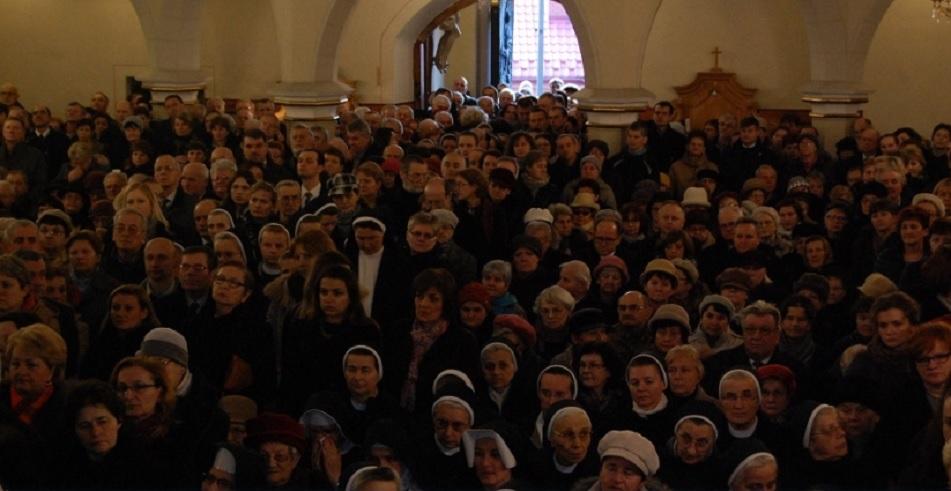 Do kościoła tylko 50 osób, do galerii jedynie po chleb