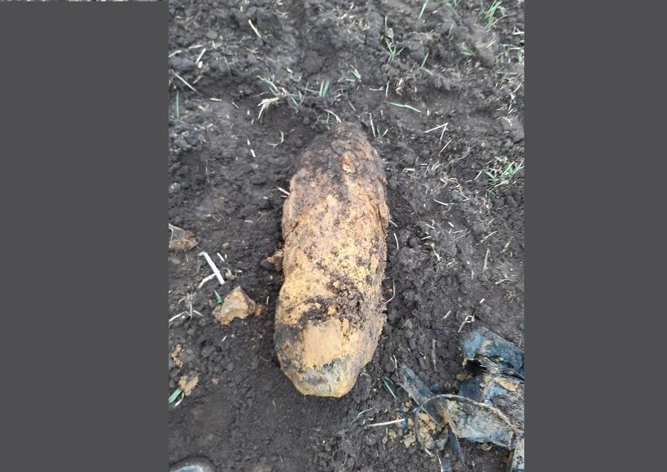 Bombę wykopał w polu