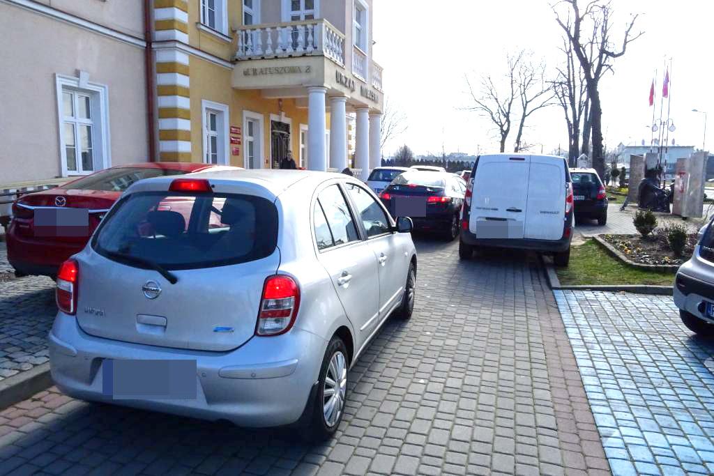 Parkują, jak popadnie. Pod oknami Straży Miejskiej
