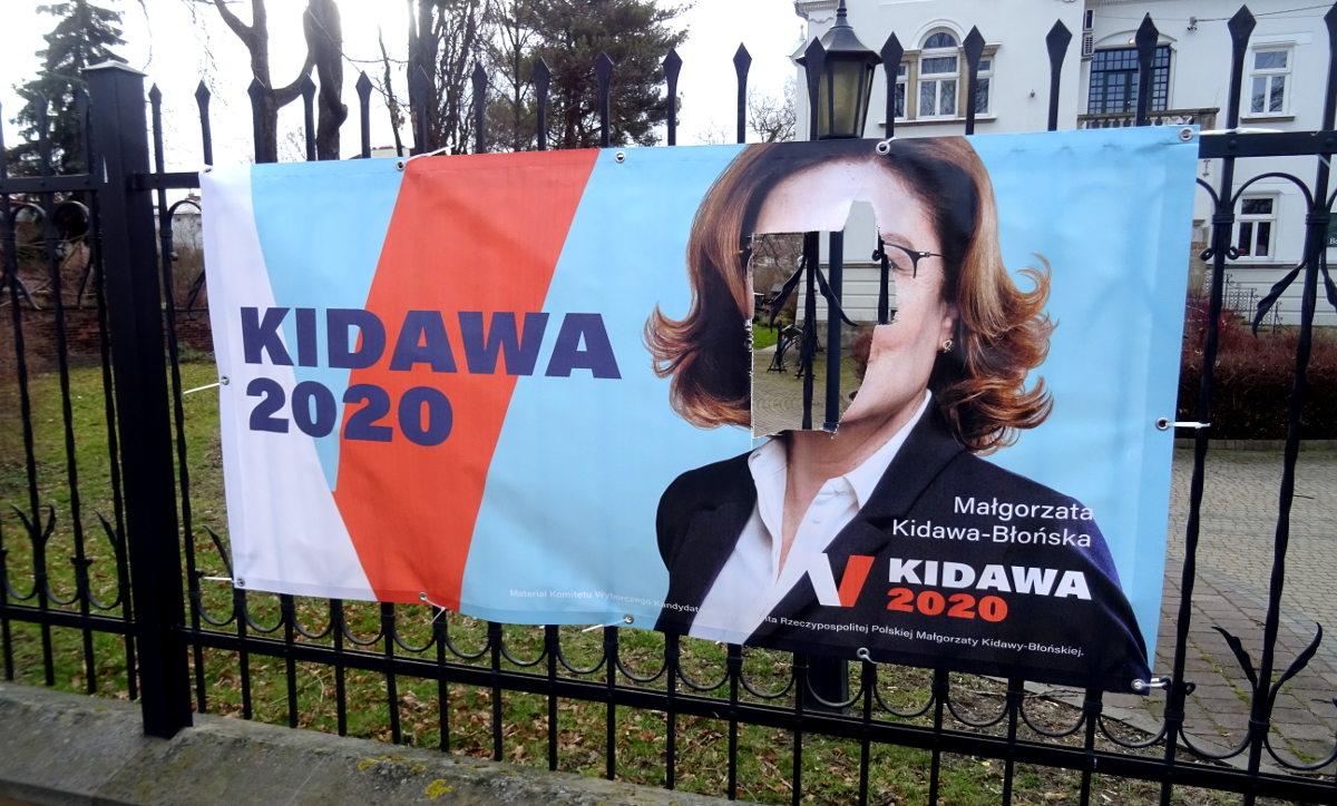 Banery Kidawy-Błońskiej zniszczone