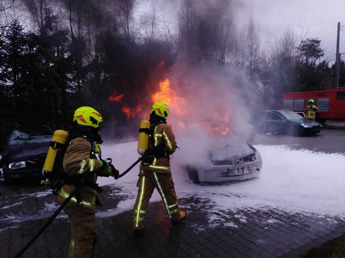 Płonął samochód, ewakuowali poszkodowanych (zdjęcia)