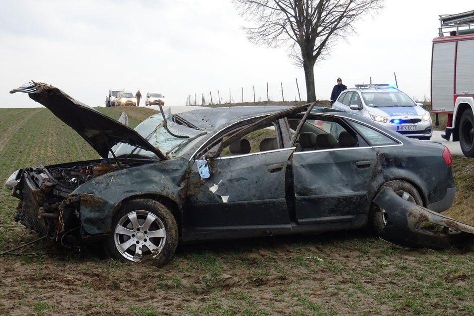 Auto wypadło z drogi i koziołkowało - zdjęcia