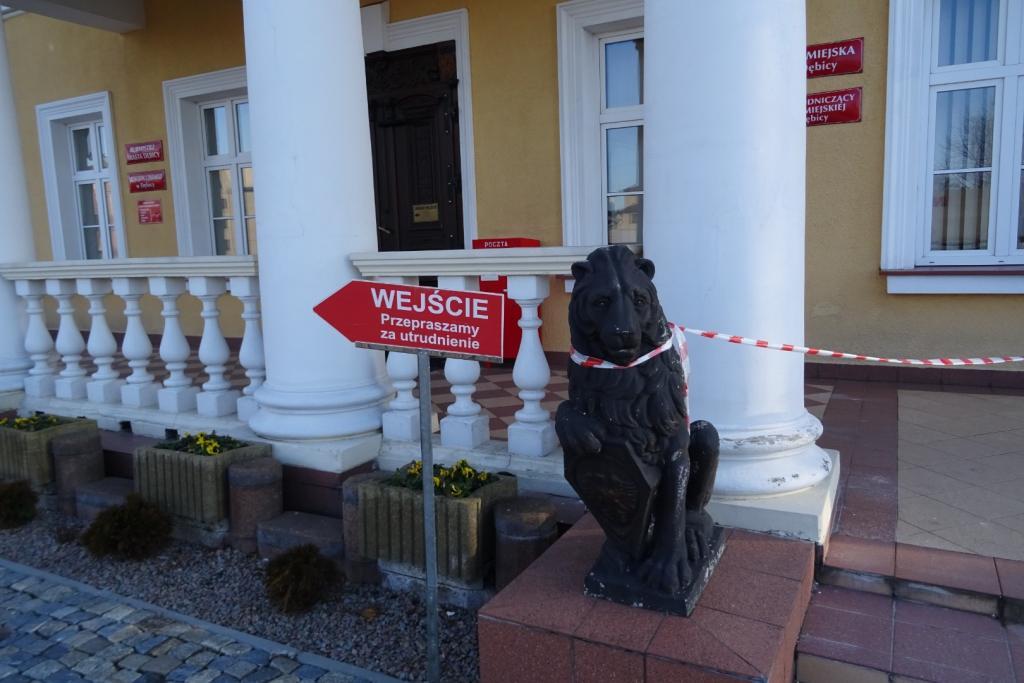 Do Ratusza bocznymi drzwiami