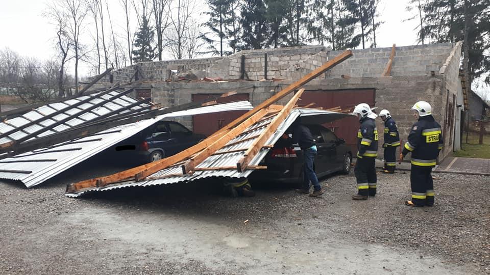 Zerwany dach uszkodził dwa samochody