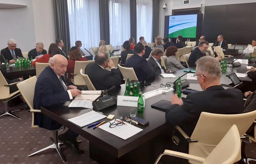 Najpierw rozmawiał o śmieciach, a potem zaprosił senatorów do siebie