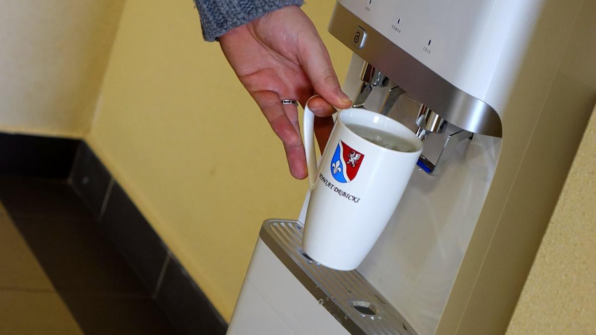 W Starostwie wody napijesz się z dystrybutora
