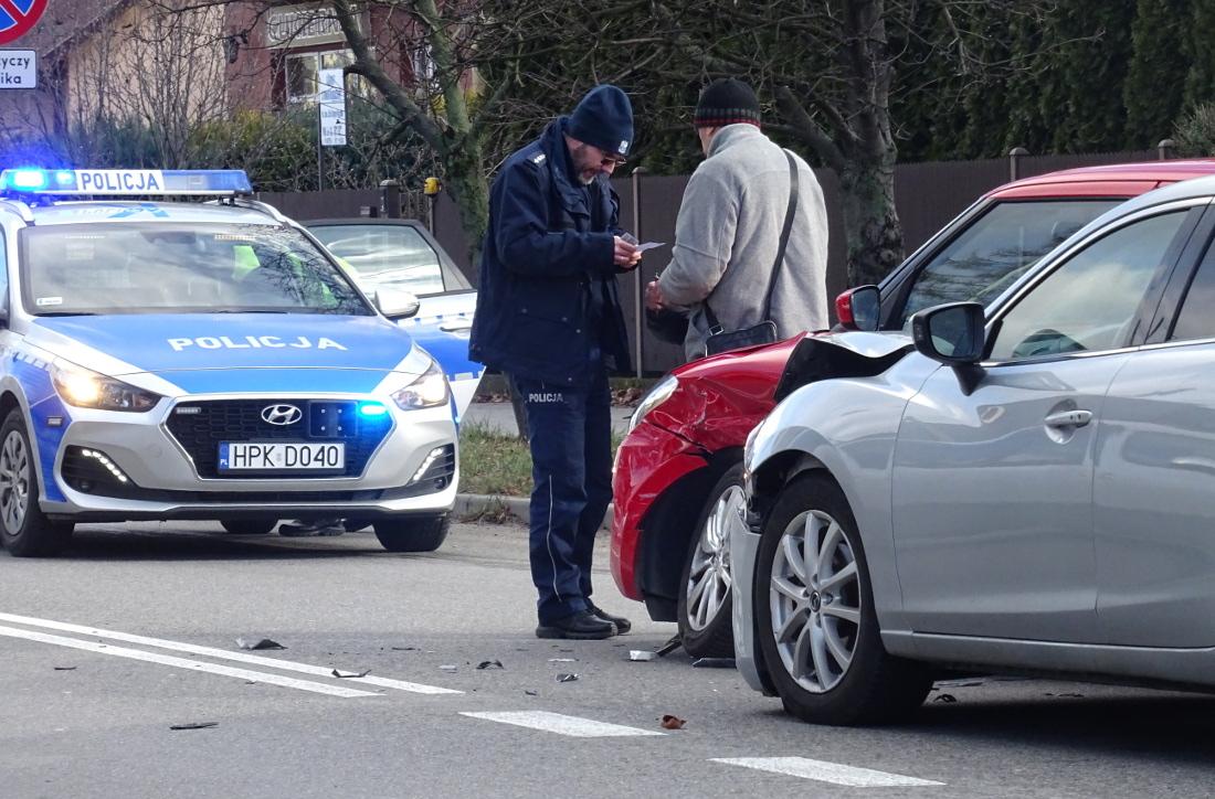 Stłuczka na Rzeszowskiej. Policja kieruje ruchem - zdjęcia