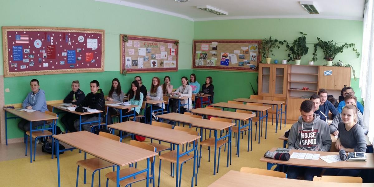 Na początku za szkołę służyły składnica i barak po Wehrmachcie
