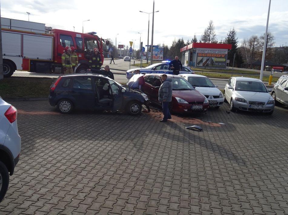 Wjechała w zaparkowane auta - zdjęcia