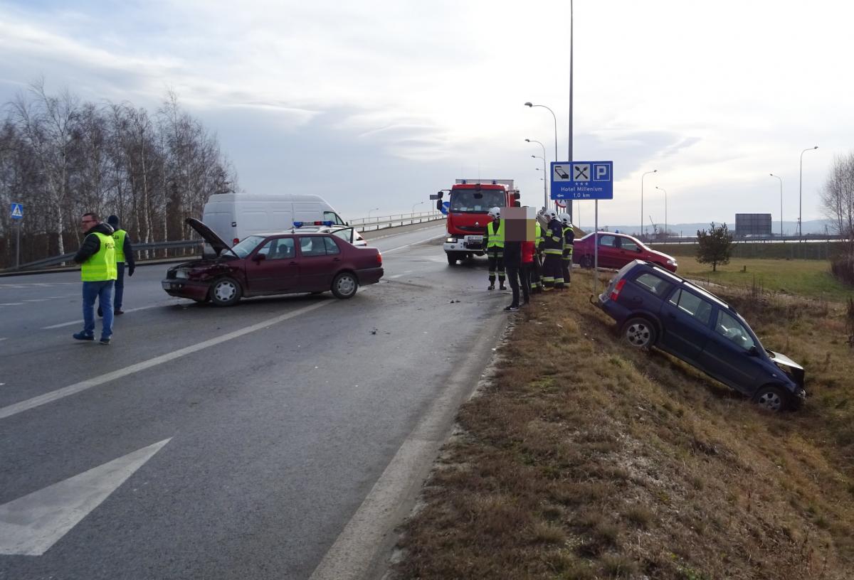 Auto w rowie, kierowca w szpitalu, droga zablokowana - zdjęcia