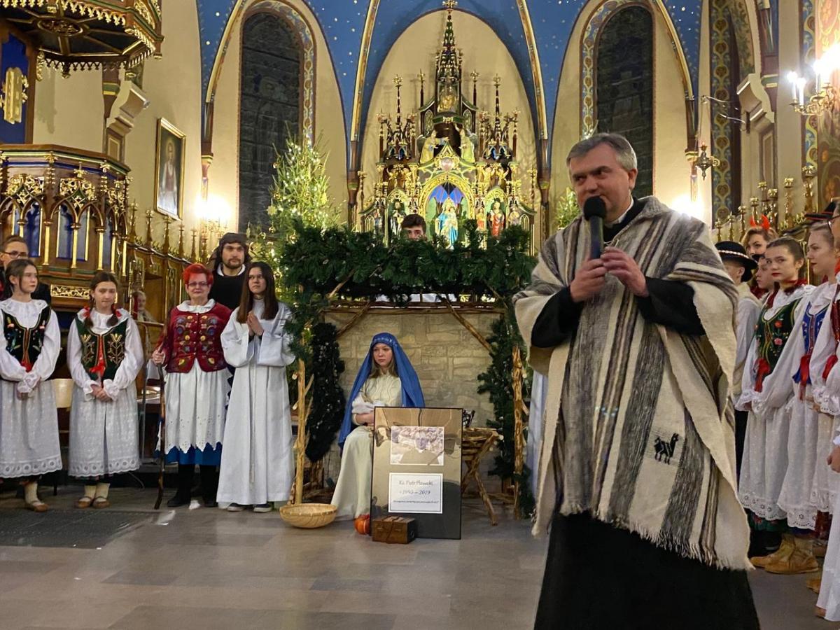 Wyjątkowe jasełka w Brzeźnicy. Uczcili pamięć tragicznie zmarłego kapłana (+zdjęcia)