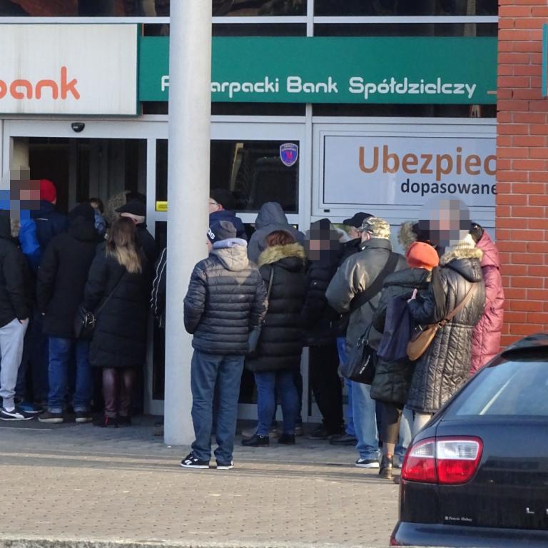 Pod bankiem kolejka od rana