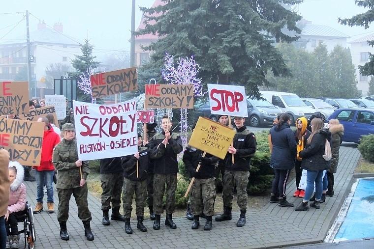 Protestują, bo nie chcą przenosić szkoły (zdjęcia)