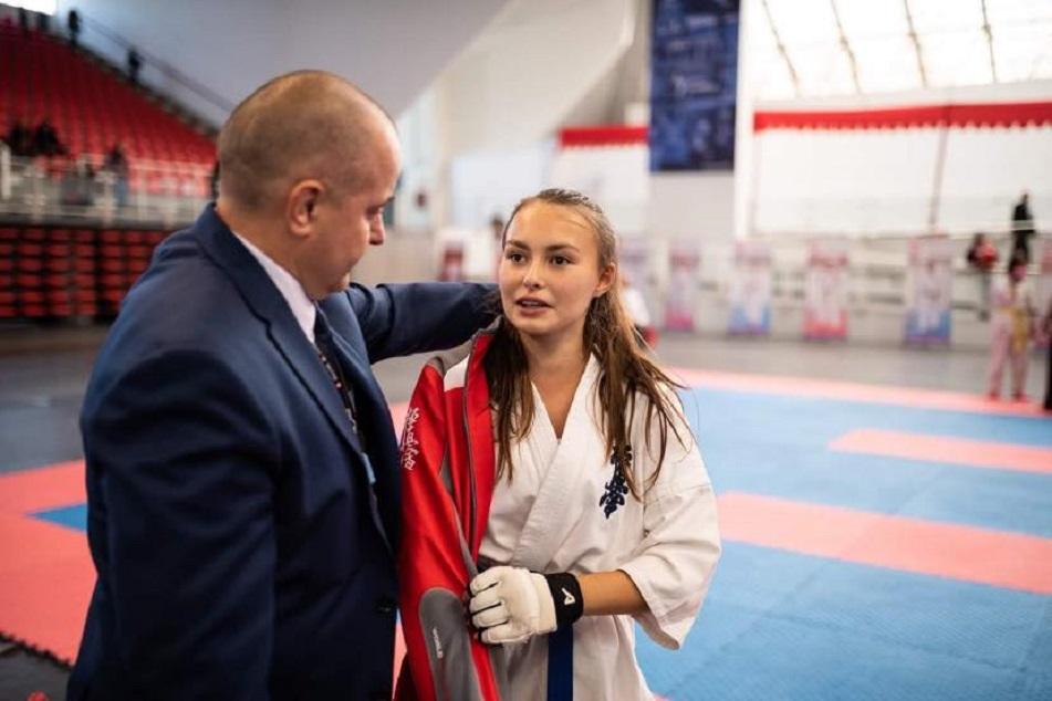 Przyjdź i trenuj razem z mistrzyniami karate