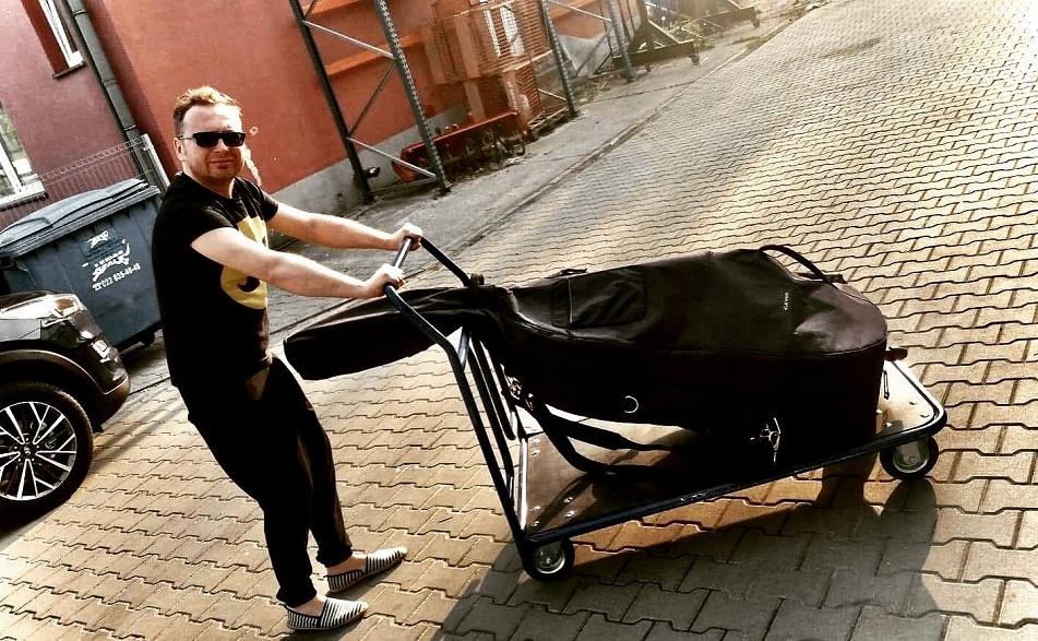 Ucieczka z Japonii w futerale na kontrabas. Dominik Jabłkowski w TVN