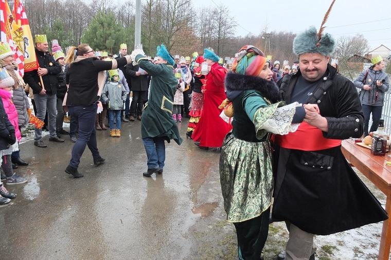Wielki orszak w małej wsi
