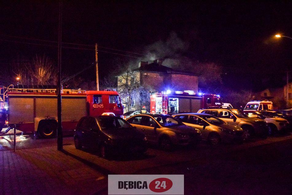 Strażacy walczą z ogniem. Jedna osoba poszkodowana - zdjęcia