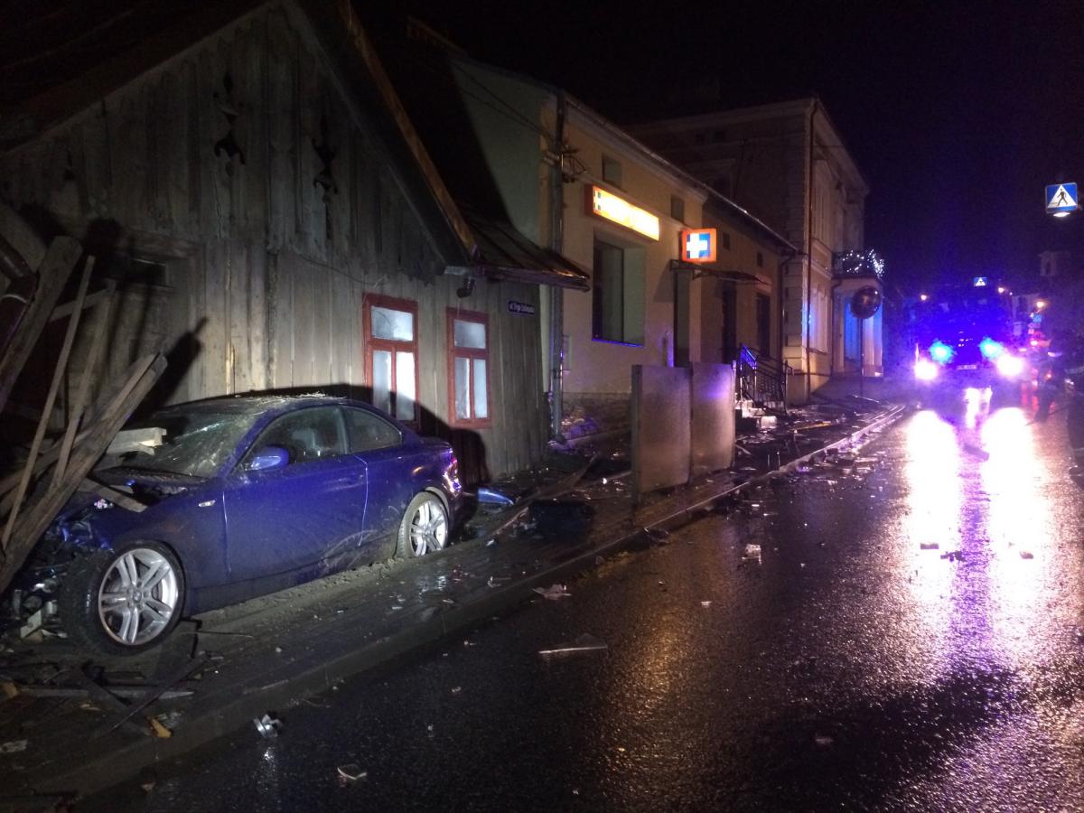 BMW wjechało w budynek. Kierowca na podwójnym gazie