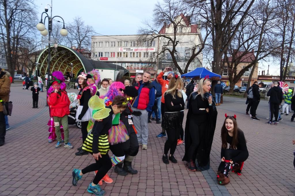 Królowa Śniegu i ekipa z szambiarką