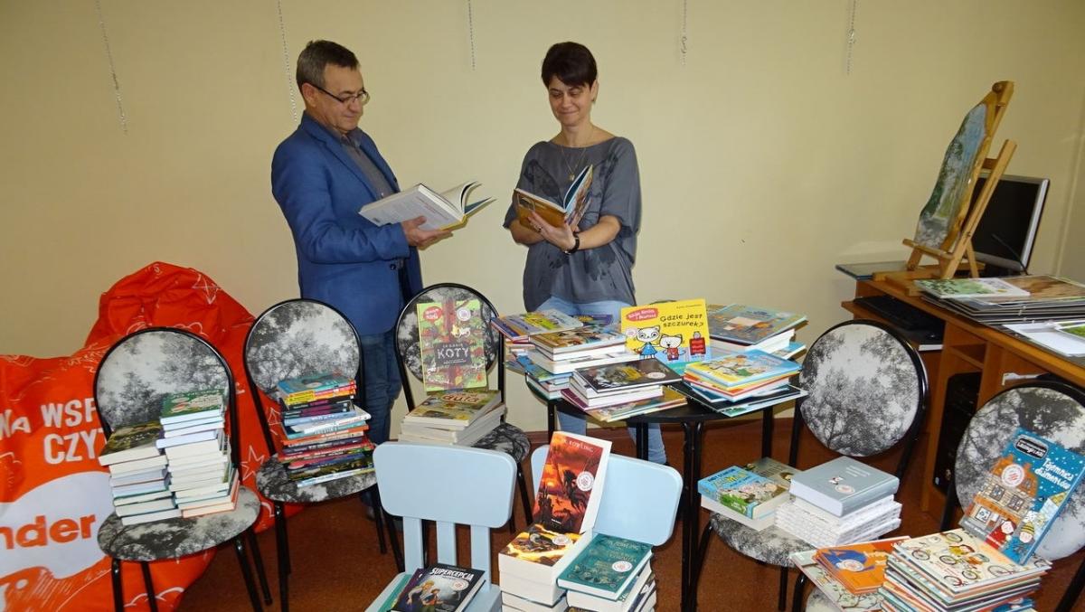 Książki z konkursu Kinder są już w Czarnej - zdjęcia