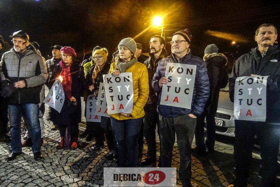 Protest pod dębickim sądem - zdjęcia + film