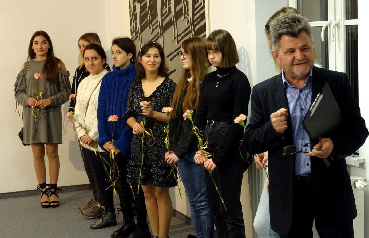 Dziewczyny po plenerze, Karol Pomykała z linorytami - zdjęcia