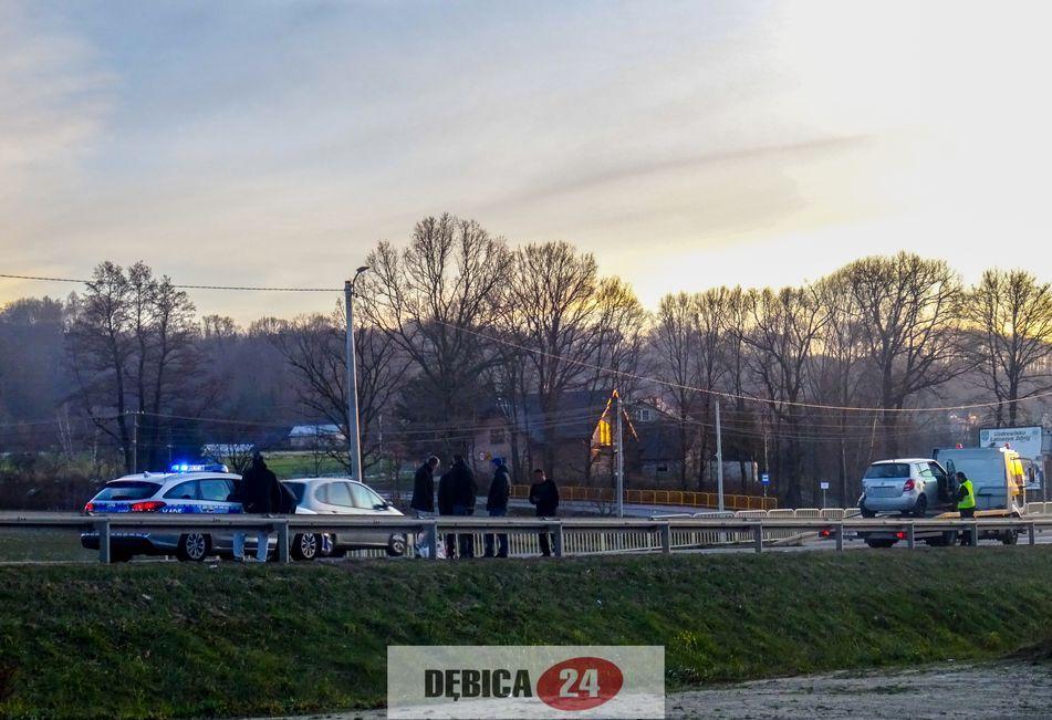 Zderzenie dwóch aut, tworzą się korki