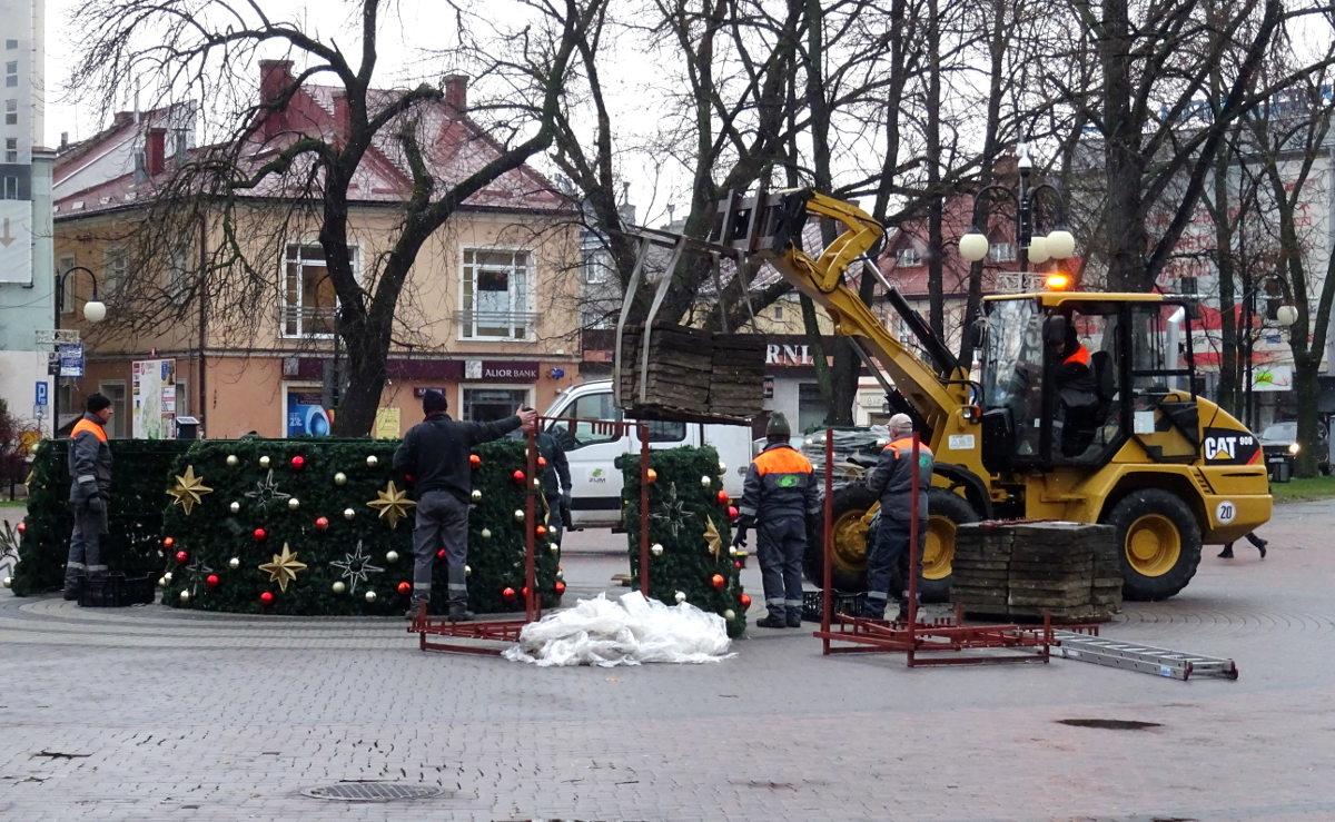 Choinkę na Rynek już przywieźli