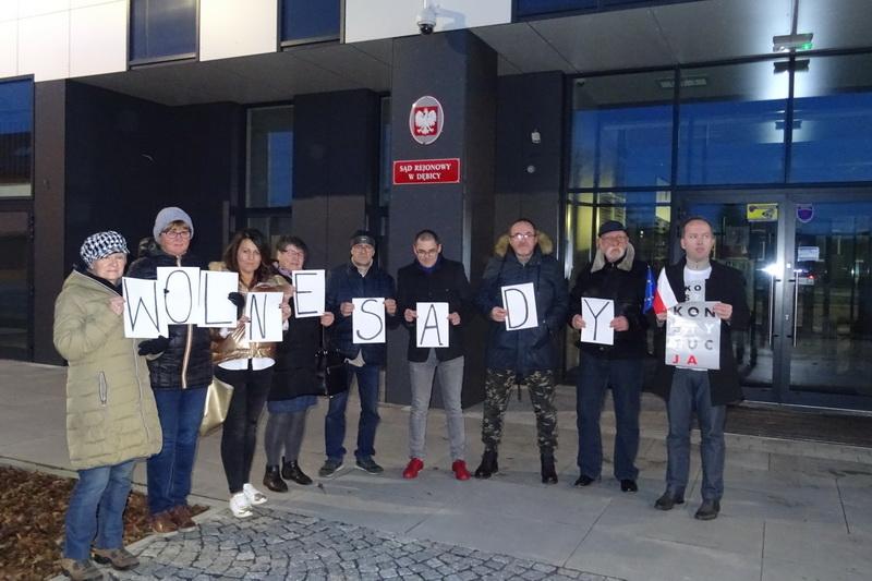 Protestowali przed sądem