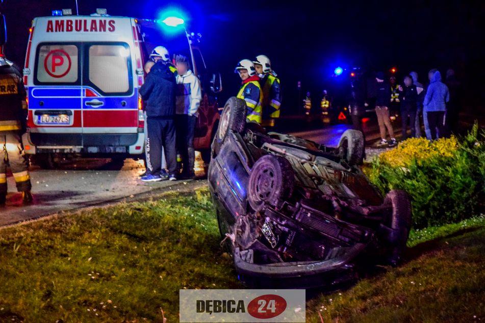W aucie pięć młodych osób. Dachowali - zdjęcia