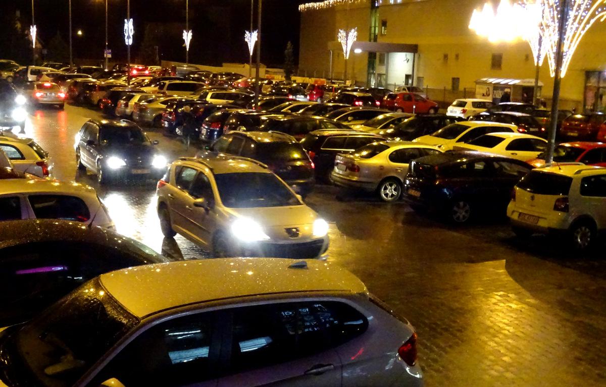 Black Friday na całego! Parkingi pełne, kierowcy parkują gdzie popadnie