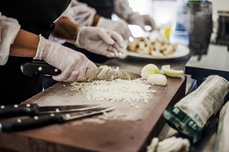 Stół chłodniczy - do czego służy w restauracyjnej kuchni