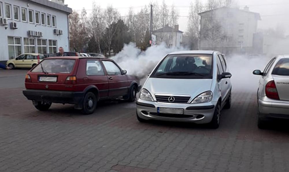 Pod Biedronką zapaliło się auto