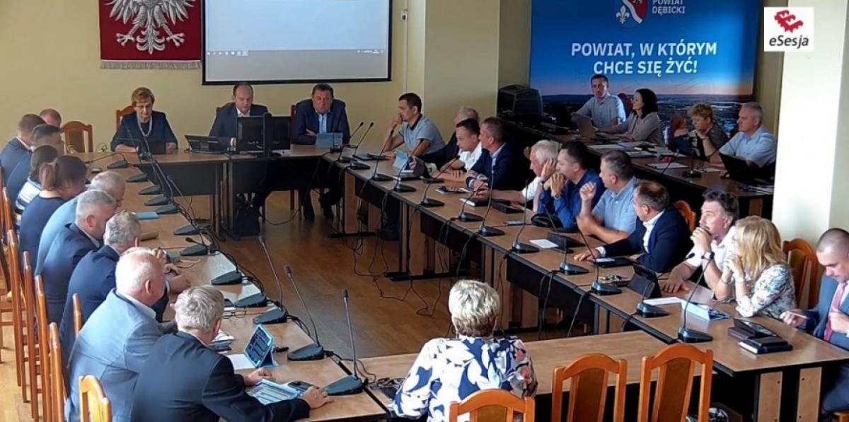 W tych dokumentach ujawniają swoje majątki i zdradzają ile zarobili