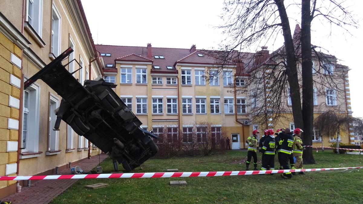 Trwa akcja pod Ratuszem. Ciężarówka zawisła na urzędzie - zdjęcia